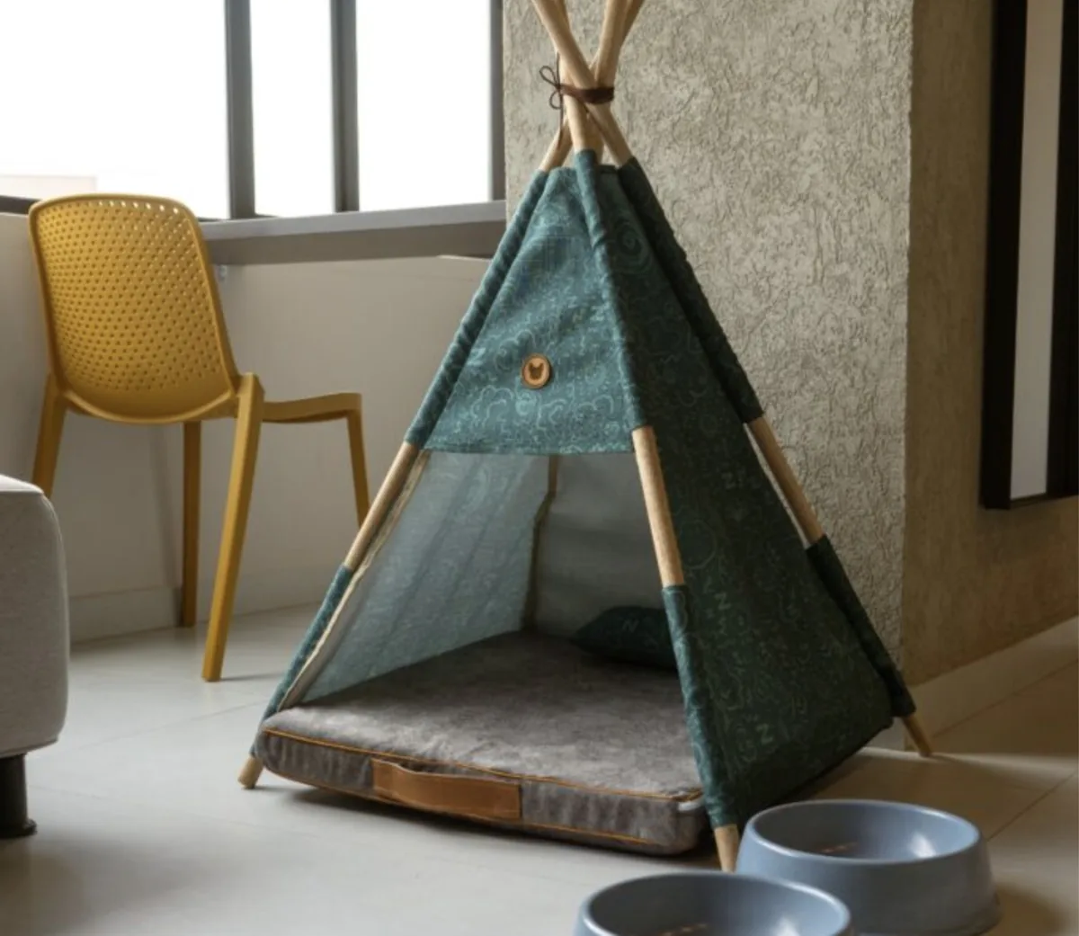 Camita tipo tipi para mascotas en una habitación de Moa Select, Belén, Medellín