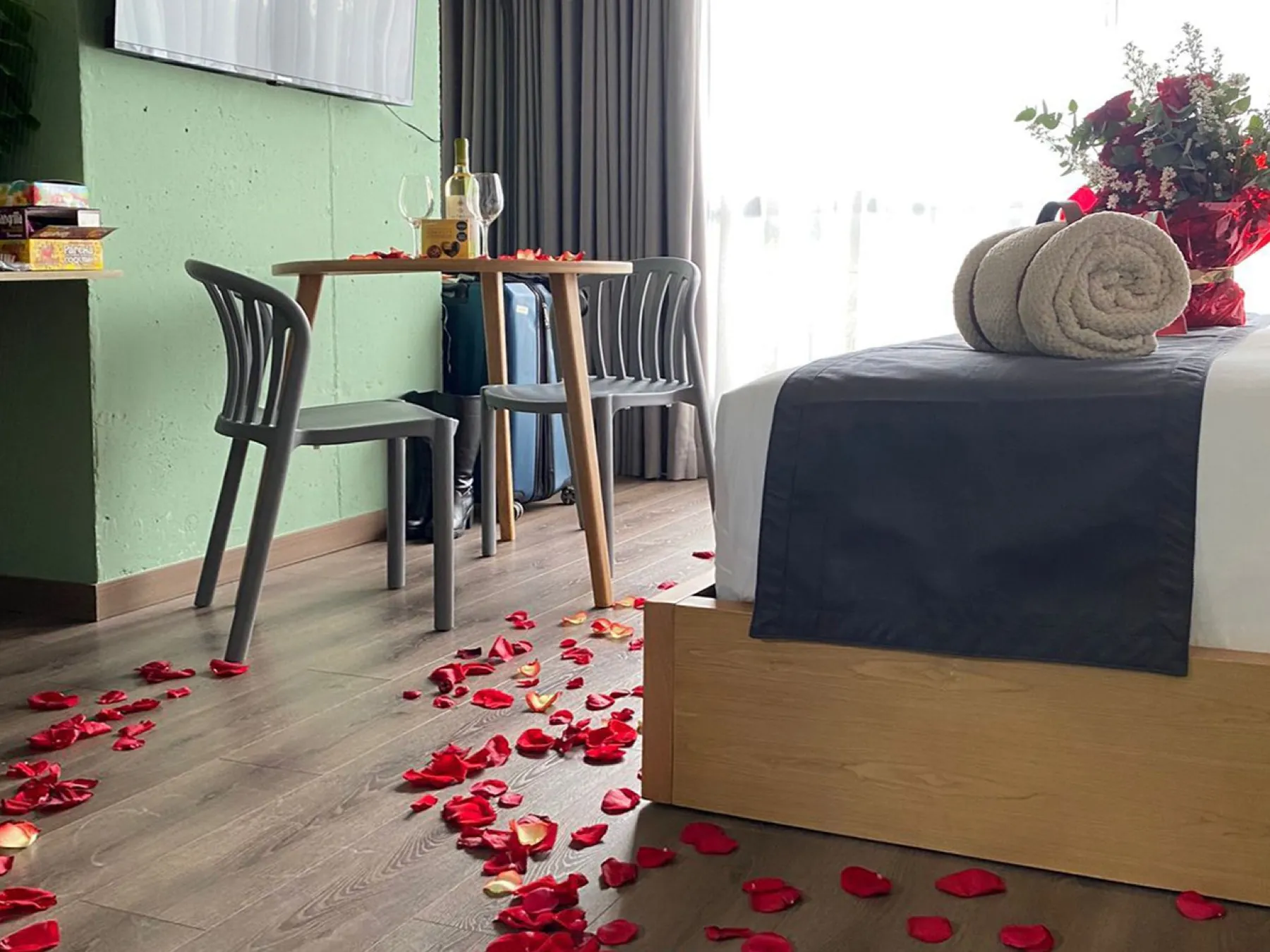 Decoración de noche romántica en la habitación de Moa Select