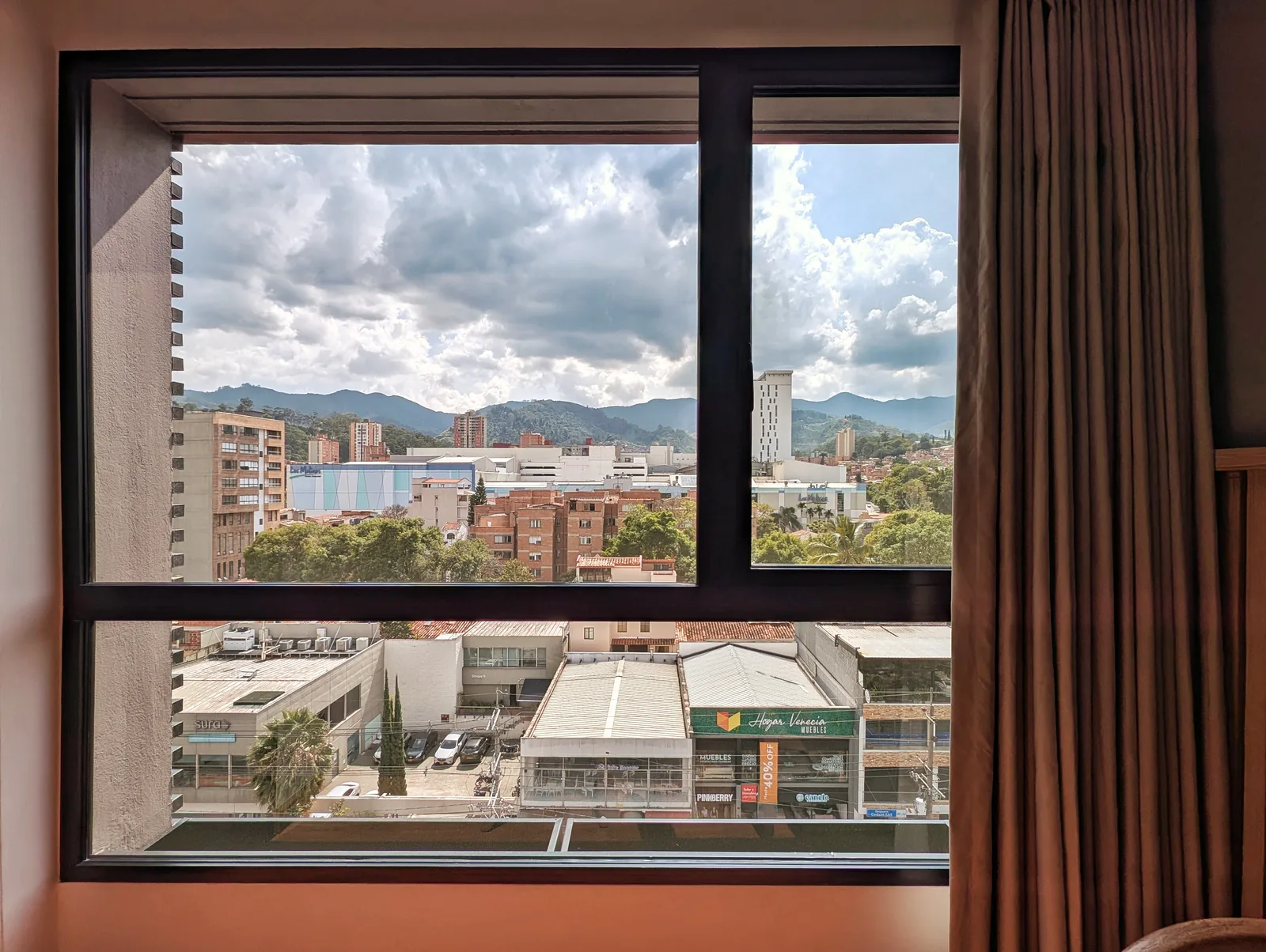 Vista a la ciudad y las montañas desde Moa Select, Belén